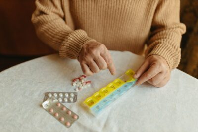 Retraités : franchises relevées, médicaments en ALD, transports sanitaires, ce que les nouvelles règles de remboursement changent